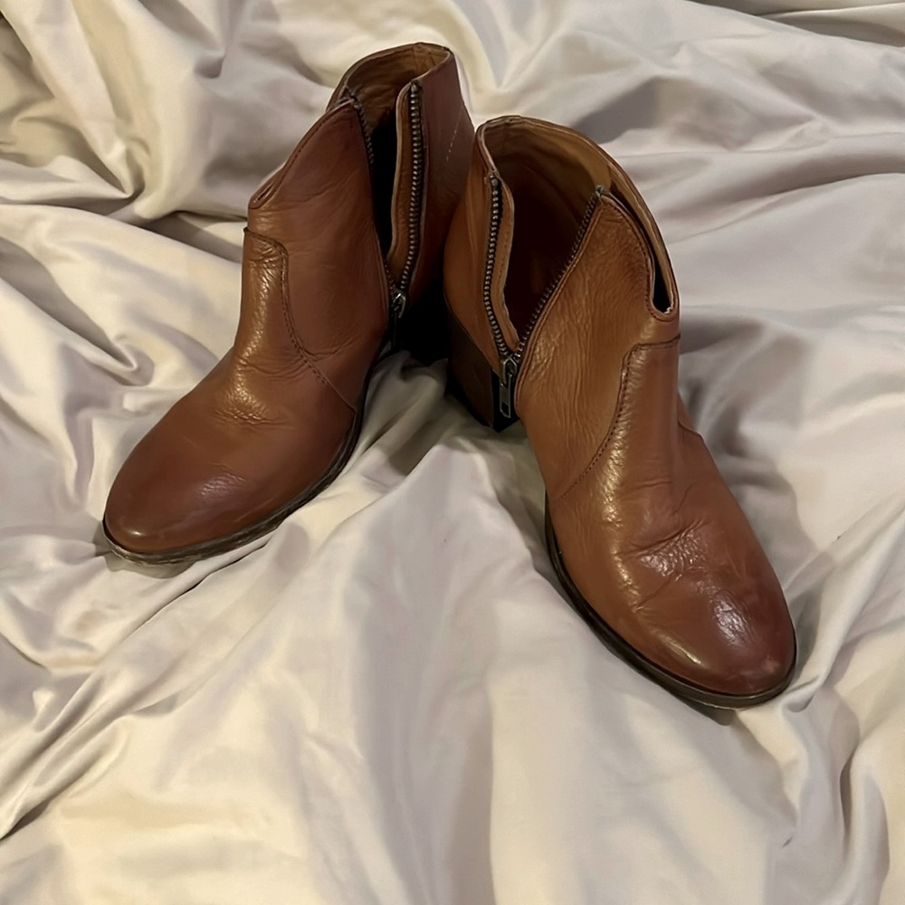 FRYE booty